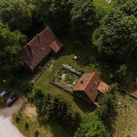 Stara Szkola Nad Jeziorem Czarne  Exterior foto