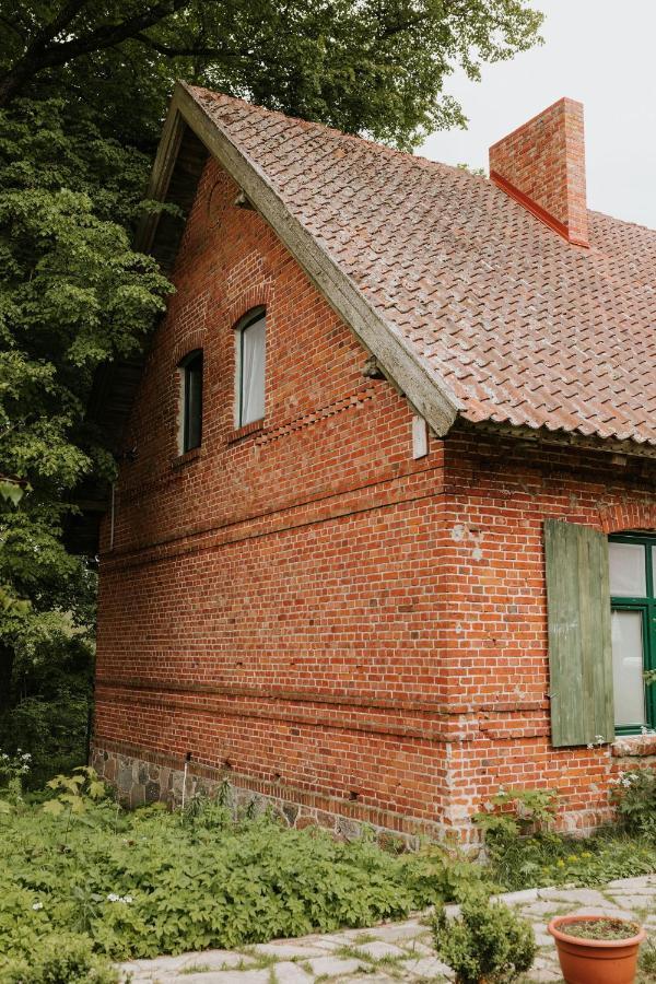 Stara Szkola Nad Jeziorem Czarne  Exterior foto