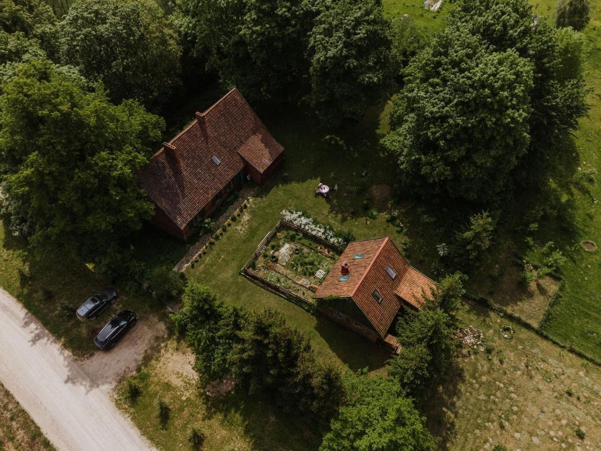 Stara Szkola Nad Jeziorem Czarne  Exterior foto