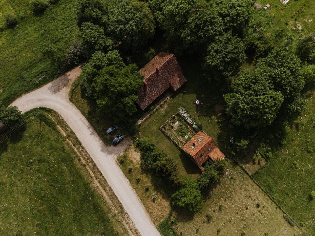 Stara Szkola Nad Jeziorem Czarne  Exterior foto
